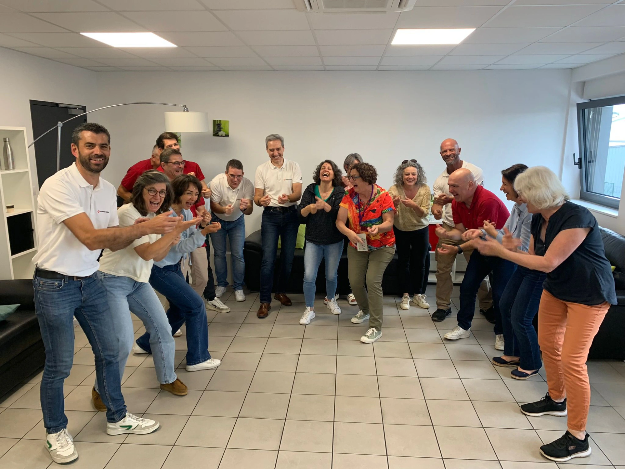 équipe d'une entreprise en plein atelier yoga du rire