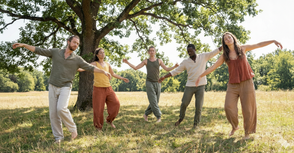 bras levés, corps qui danse, groupe femmes et hommes, dans la nature, lacher prise par la danse intuitive,