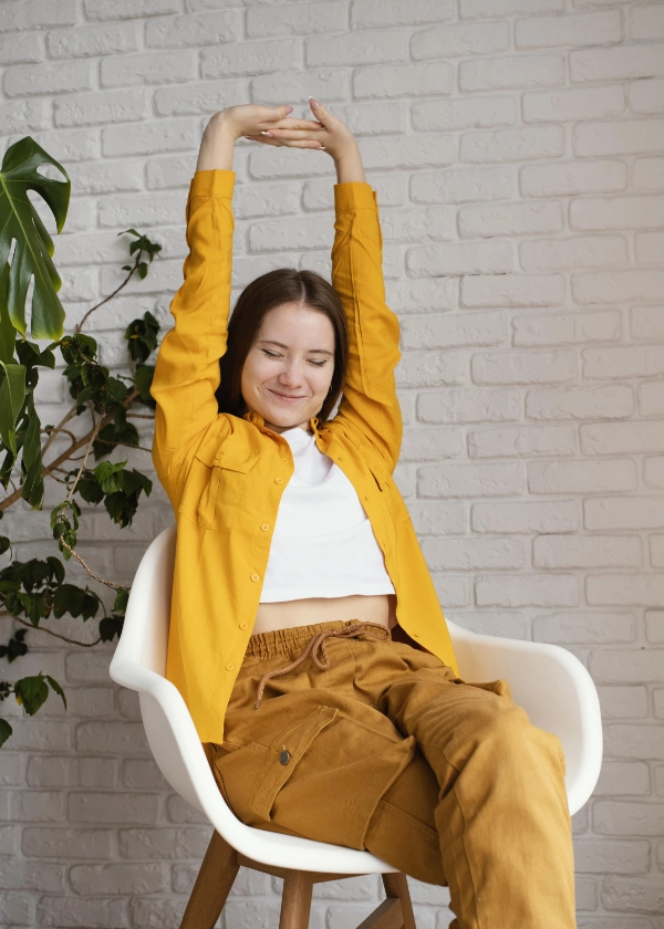 jeune fille assise sur une chaise en séance de sophrologie individuelle