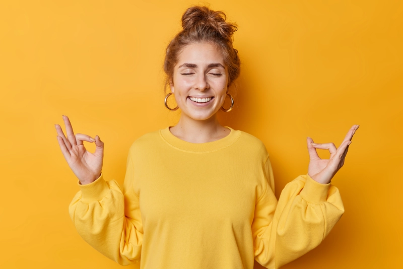 jeune femme souriante et apaisée