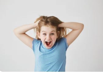 petite fille qui crie fort