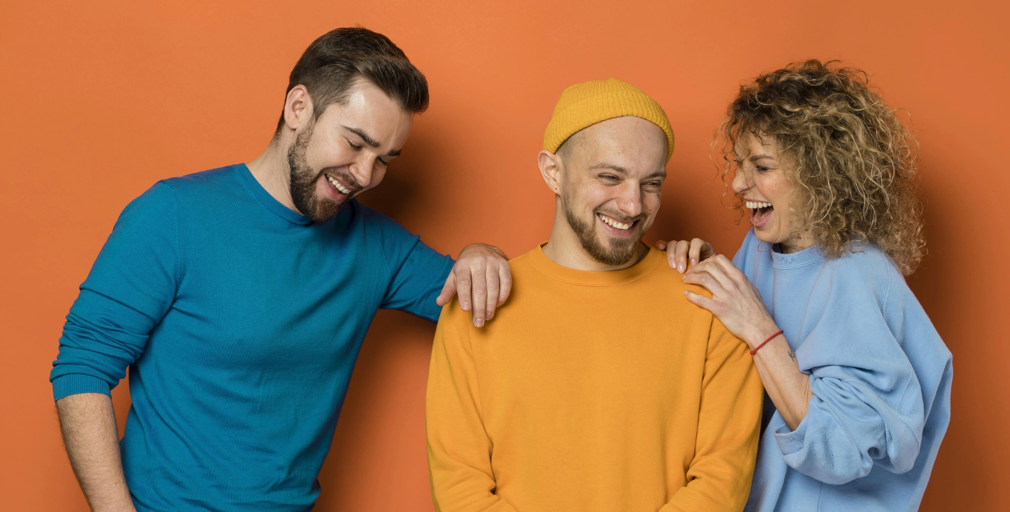 trois adultes pris d'un fou rire