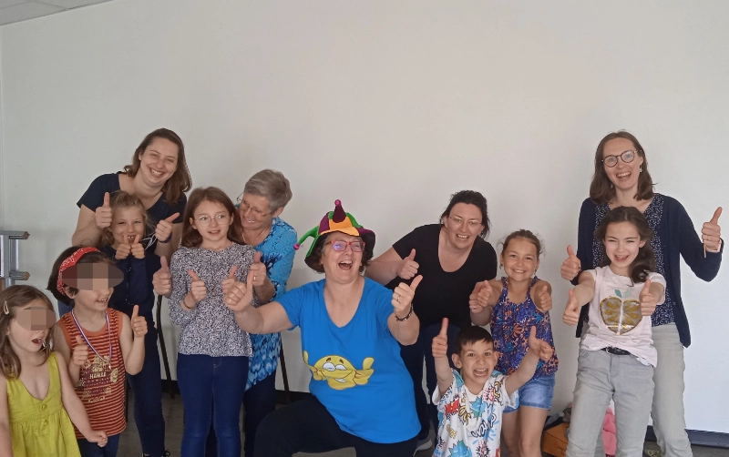 séance de yoga du rire auprès de jeunes adolescents