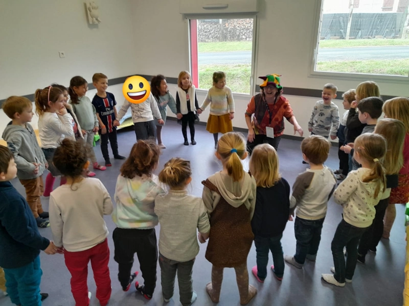 séance de yoga du rire dans une école primaire