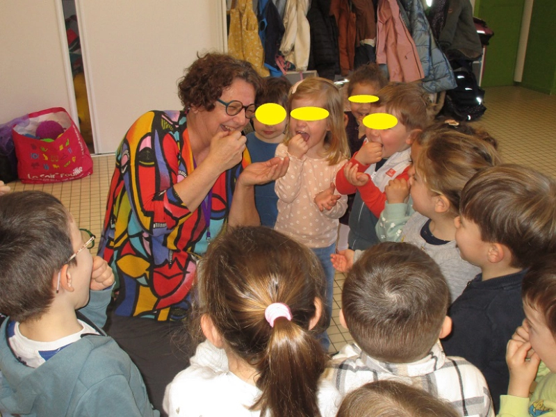 séance de yoga du rire avec Laetitia Mahé au sein d'une école primaire de Vendée