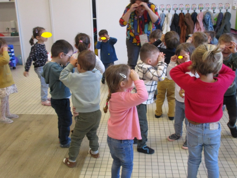 séance de yoga du rire dans une école maternelle en Vendée