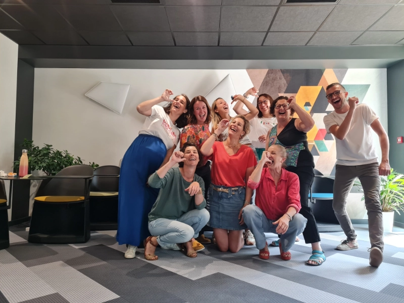 animation yoga du rire lors d'un séminaire en entreprise