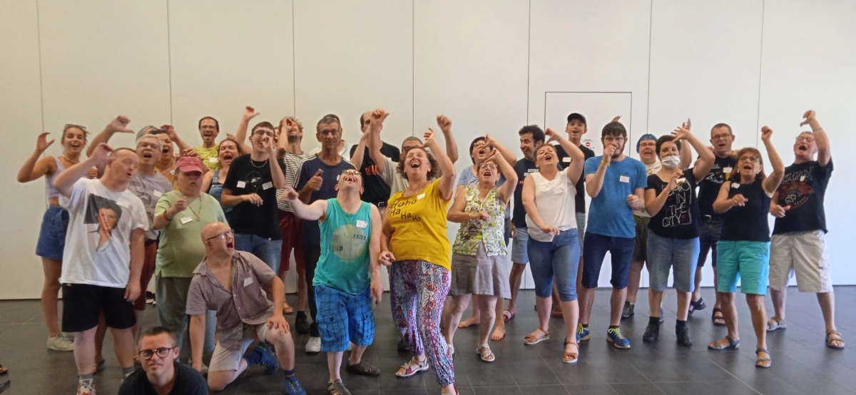 séance de yoga du rire dans un ESAT