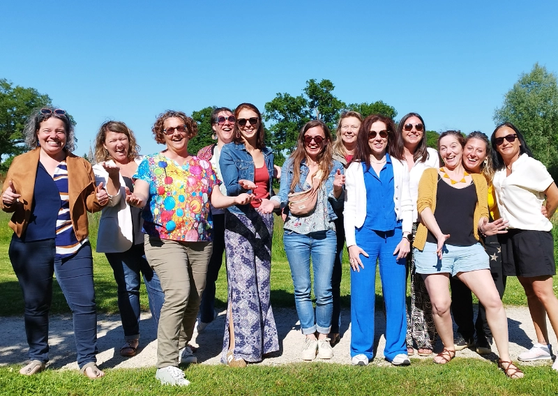 yoga du rire lors d'un enterrement de vie de jeune fille