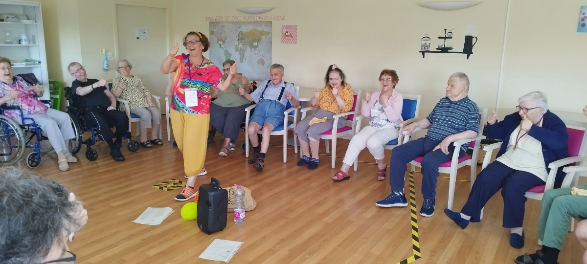 Séance de yoga du rire en Ehpad sur Nantes