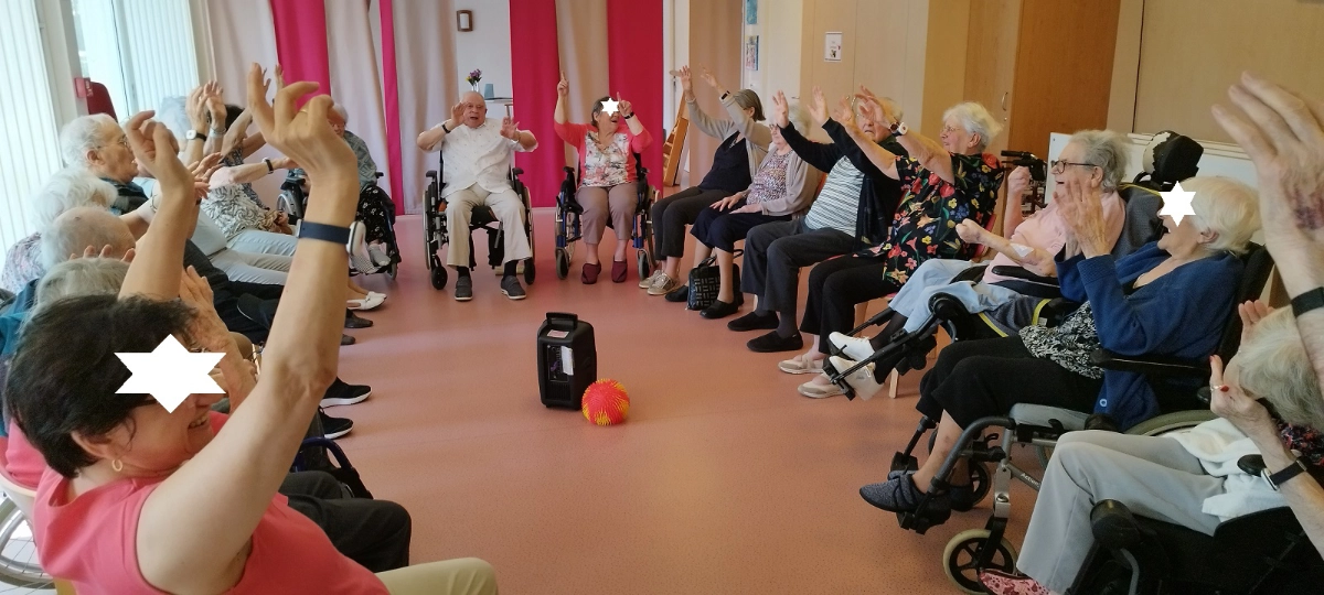 Séande de yoga du rire animé par Laetitia Mahé au sein d'une maison de retraite à la Roche sur Yon