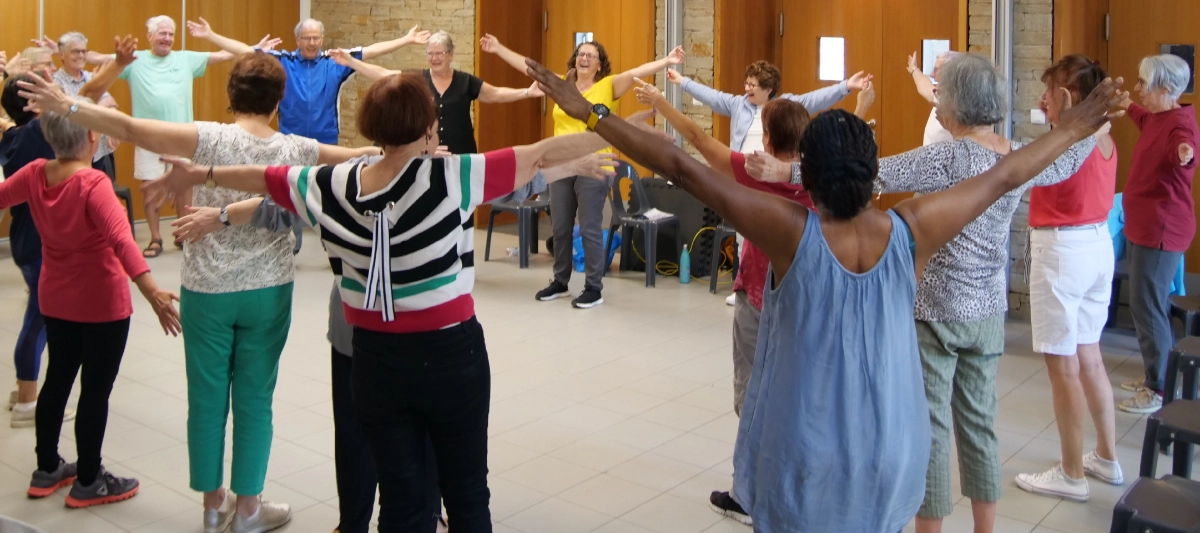 Séance de Yoga du rire animée par Laetitia Mahé au sein d'un CCAS