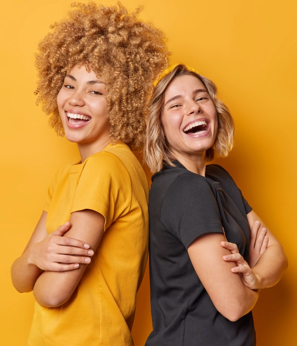 Deux femmes rient aux éclats